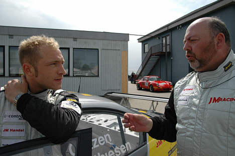 Michael Outzen og Jens Ole Mathiesen diskuterer strategien før weekendens løb på Padborg Park.